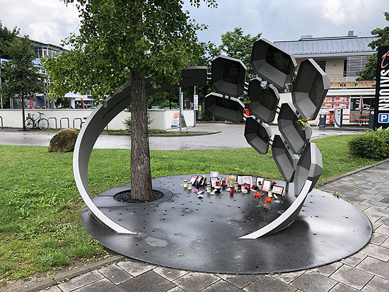 Stadt ändert Inschrift am Kunstwerk „Für Euch“ am Olympia Einkaufs Zentrum (OEZ). Neue Aufschrift: In Erinnerung an alle Opfer des rassistischen Attentats vom 22.7.2016“. (©Foto: Martin Schmitz)